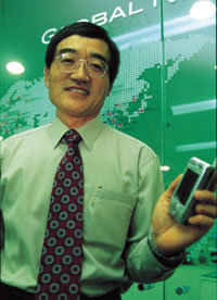 LG전자 CTO이자 사장인 백우현 박사는 직접 개발한 PDA폰을 들고다니며 스케줄을 관리한다.-사진제공 사진작가 박창민씨