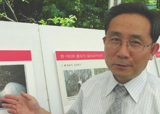 박시룡 교수는 9년째 황새 복원작업을 진행하면서 황새의 매력에 푹 빠져들었다. 황새만큼 금실이 좋은 새가 없다는 것이다.-청원=성동기기자