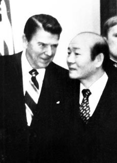 취임 직후인 1981년 첫 외국 국빈으로 한국의 전두환 대통령을 초청(1월 28일∼2월 7일)해 환담하고 있는 로널드 레이건 미국 대통령.-동아일보 자료 사진