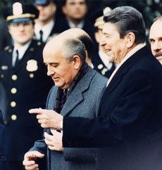 1987년 12월 미국을 방문한 미하일 고르바초프소련 대통령(왼쪽)을 백악관으로 안내하고 있는 로널드 레이건 대통령. 레이건 대통령은 소련을 ‘악의 제국’이라 부르며 압박해 결국 소련 붕괴의 계기를 만들었다.-로이터 뉴시스