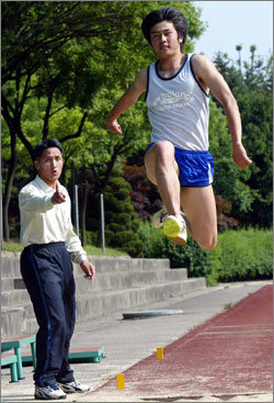 “아테네에선 8강, 베이징에선 꼭 메달을 따내겠습니다.” ‘세단뛰기 천재’ 박형진(오른쪽)과 스승 박영준교수(왼쪽). 그 힘찬 도약에 한국 육상의 꿈이 엿보인다. 김동주기자