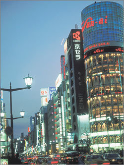 일본 도쿄 긴자의 번화가. 최근 일부 대로변의 토지 가격이 평당 8000만엔에 육박하는 등 ‘버블 붕괴’ 이후 가라앉았던 부동산 시장이 상승세를 타고 있다. 동아일보 자료사진
