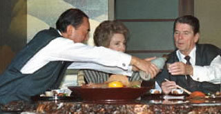 1983년 일본을 방문한 로널드 레이건 전 대통령(오른쪽)에게 나카소네 야스히로 전 총리가 술을 따라주고 있다. 가운데는 낸시 여사.-동아일보 자료사진