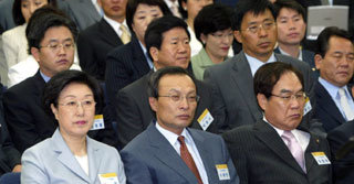 7일 오전 국회에서 열린 열린우리당 의원총회에서 당내 진보적 성향의 초·재선 그룹은 현 지도부 개편 문제를 논의할 것을 주장했다. 반면 중진그룹은 대체로 “현실적으로 무리”라는 입장을 밝혔다.-김경제기자