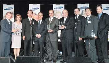 삼성전자는 7일(현지시간) 미국 뉴욕 맨해튼에서 각계 유명인사 500여명이 참석한 가운데 불우 어린이와 가정을 돕기 위한 ‘희망의 4계절’ 자선 모금 행사를 개최했다. 왼쪽 세 번째부터 삼성전자 미주법인 오동진 부사장, 마이클 불름버그 뉴욕시장, 조 토레 뉴욕 양키스 감독, 루돌프 줄리아니 전 뉴욕시장. 뉴욕=연합