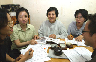 25년째 한국 전통차를 만들며 연구하고 있는 박동춘 동아시아차문화연구소장(가운데)은 일주일에 두 차례 연구생들에게 다경 등 차 문화를 가르치고 있다. 왼쪽부터 이경희 이창숙씨, 박 소장, 윤성예 이승규씨.-과천=김동주기자