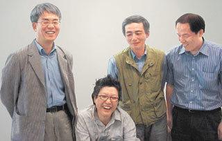 ‘그림, 소설을 읽다’ 전의 참여화가들. 왼쪽부터 박항률, 김점선, 민정기, 김선두씨.-허문명기자