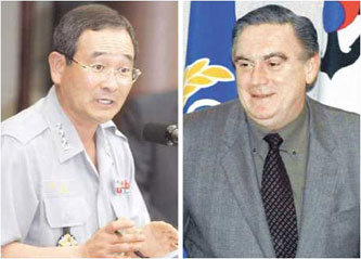 한국과 미국은 8일 제9차 미래한미동맹정책구상회의를 이틀째 열어 서울 용산 미군기지의 이전 문제 등을 협의했으나 합의 도출에 실패했다. 회의가 끝난 뒤 권안도 국방부 정책실장(왼쪽)과 리처드 롤리스 미 국무부 동아태담당 부차관보는 회의 결과를 따로 언론에 브리핑했다.-권주훈기자