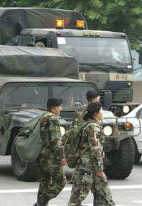 미국의 대규모 주한미군 감축 계획이 알려지면서 한국 내에서도 이를 우려하는 여론이 커지고 있다. 배낭을 멘 미군들이 8일 오후 경기 동두천시 미 2사단 사령부 정문 앞 횡단보도를 건너고 있다.-동두천=연합