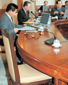 고건 전 국무총리의 후임 총리에 누가 지명될지 온갖 억측이 난무하고 있다. 8일 오전 노무현 대통령(왼쪽)이 주재한 국무회의장의 총리석이 비어있다.-박경모기자