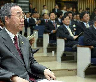 반기문 외교통상부 장관은 8일 오전 열린우리당 정책의원총회에 참석해 한미 안보관계 및 이라크 파병 문제에 대한 정부 입장을 설명했다.-김경제기자