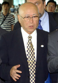 이윤구 대한적십자사 총재가 최근 폭발참사를 겪은 북한 용천지역을 둘러보고 8일 인천국제공항으로 귀국했다. 이 총재는 기자회견을 갖고 “10월경 피해주택 건설이 완료될 것으로 본다”고 밝혔다.-인천=연합