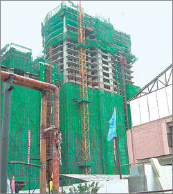 베이징시 중심상업지구(CBD)에 건축 중인 ‘윈저 애비뉴’ 아파트. 최근 중국 정부의 긴축정책에도 불구하고 고급 아파트에 대한 열기는 식지 않고 있다. 베이징=정재윤기자