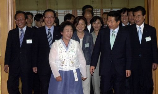 노무현 대통령(오른쪽에서 두번째)은 9일 민주노동당 의원들을 청와대로 초청해 2시간 45분간 만찬을 하며 국정운영에 관한 의견을 교환했다. 노 대통령과 김혜경 대표(개량 한복 차림) 등 민노당 의원들이 이날 오후 6시반 만찬 장소인 청와대 본관 인왕실로 들어가고 있다. 강병기 기자 arche@donga.com