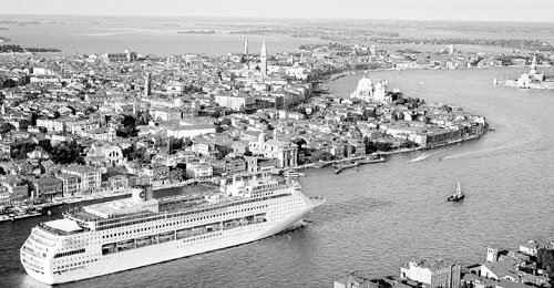 물의 도시 베네치아를 가르는 유람선. 지중해 동부 크루즈 여행은 이탈리아에서 터키까지 유명 관광지를 편하게 방문할 수 있다는 장점이 있다. 사진제공 크루즈 인터내셔널