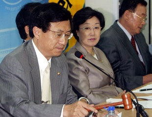 10일 오후 서울 영등포 당사에서 열린우리당 신기남 의장(왼쪽)이 중앙위원회의 개회를 알리는 의사봉을 두드리고 있다. 소속의원들은 이날 6·5 재·보선 참패에 따른 지도부 인책론을 놓고 격론을 벌였다.-연합