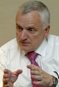 BBC월드의 메인 앵커 닉 가우잉은 “10분 전에 한 말을 뒤집어야 한다고 해도 오보로 판명나는 즉시 바로잡아야 한다”며 언론의 신뢰성을 강조했다.-김미옥기자