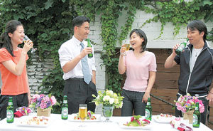 무더운 여름, 야외에서 마시는 시원한 맥주 한 잔이면 쌓인 피로가 풀릴 법 하다. (장소 및 요리 제공=이스트 홀란드 컴퍼니, 플로리스트=태경숙씨). 이종승기자 urisesang@donga.com