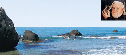 저자 제럴드 더럴(사진속 인물)이 유년기를 보냈고 수많은 동물을 관찰할 수 있었던 그리스 서부 코르푸섬의 해안.동아일보 자료사진