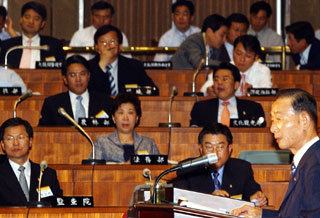 조영길 국방부장관(오른쪽)은 11일 국회에서 열린 열린우리당 의원총회에 참석해 이라크 추가 파병계획에 대해 보고하고 열린우리당의 지지를 부탁했다.-김경제기자