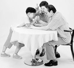 부모가 외동아이에게 형제 관계가 주는 장점을 만들어주면 아이는 형제 자매가 있는 아이보다 더 잘 자랄 수 있다. 동아일보 자료사진