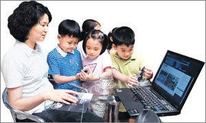 스팸메일 바이러스 해킹 같은 인터넷 역기능의 범람으로 PC 건강 관리가 컴퓨터 사용자들의 최대 관심사로 떠올랐다. 경기 성남시 분당 KT 본사의 홈네트워크 전시관에서 주부와 어린이 관람객들이 전시된 정보기기들을 조작하고 있다. 사진제공 KT