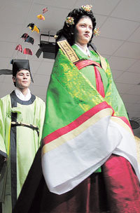 한인의 러시아 이주 140주년을 기념해 11일 모스크바에서 열린 한복 패션쇼가 호평을 받았다.-모스크바=김기현특파원