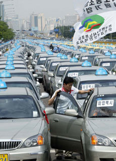민주택시노조연맹은 16일 전국에서 1만여명이 참여하는 총파업에 돌입했다. 이날 전국에서 택시 2000여대가 민주노총 집회가 열린 서울 여의도에 집결해 차량 시위를 벌였다.-신원건기자