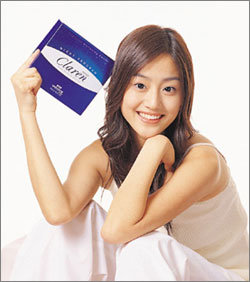 잠자면서 사용하는 ‘웰빙 제품’들이 잇따라 선보이고 있다. 치아미백제 클라렌. 사진제공 LG생활건강