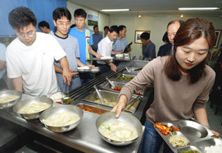 ‘불량만두’ 파동으로 만두 소비가 급격히 줄고 있는 가운데 17일 광주 남구청 직원들이 점심식사로 나온 만둣국을 받아들고 있다.-광주=연합