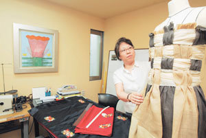 한국의 천연 소재를 사용해 옷을 만드는 디자이너 배영진씨가 서울 종로구 인사동 자신의 매장 겸 작업실에서 옷을 손질하고 있다. 그의 옷은 한국 전통 요소를 모던하게 풀어낸다. 이종승기자 urisesang@donga.com