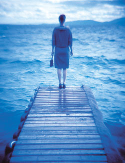 우울증 환자들은 흔히 “벼랑에서 떨어진다”는 표현으로 자신의 심경을 표현한다. 저자는 “심연으로 떨어지는 것 같은 이 기분은 비유적인 것이 아니라 우울증 환자 대부분이 겪는 대단히 물리적인 경험”이라고 말한다. 사진은 ‘잔다리 끝에 서 있는 여인’. 사진제공 민음사