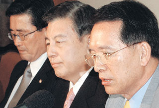 한나라당은 18일 국회 한나라당 원내대표실에서 김형오 사무총장, 김덕룡 원내대표, 이한구 수도이전문제특위 위원장(오른쪽부터) 등이 참석한 가운데 주요 당직자회의를 열고 수도 이전 문제에 대해 논의를 했으나 뚜렷한 결론을 내리지 못했다.-서영수기자