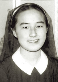 1964년 막 수녀의 길에 들어선 열아홉 살의 이해인 수녀. 입회직후에 찍은 사진이다