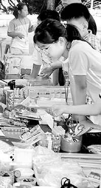 지난해 여름 개최된 경제캠프에 참가한 어린이들이 벼룩시장에서 물건을 사고팔고 있다.사진제공 어린이경제신문