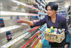 해외에서는 한국과 달리 결함이 있는 제품에 대한 리콜이 활발하다. 지난해 4월 호주의 최대 비타민 제조회사인 ‘팬 파머슈티클’이 영양제 등 219종 제품에 대한 리콜을 실시하자 한 약국의 약사가 해당 제품들을 쓸어담고 있다. 동아일보 자료사진