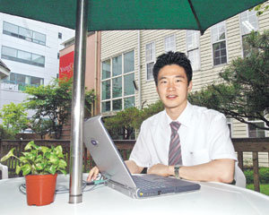 노트북PC를 회사에 있는 정원으로 들고 나와 일을 하고 홍기훈씨. 외근이 많은 홍씨는 회사 밖에서도 급한 일이 있으면 무선랜 환경을 갖춘 곳에서 업무를 볼 정도로 휴대용 기기를 잘 활용한다.권주훈기자 kjh@donga.com