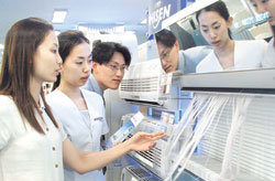 공기 정화는 물론이고 비타민C나 산소를 방출하는 기능을 갖춘 에어컨도 선보이고 있다. 거실에 두는 스탠드형 에어컨은 아파트 평수의 절반 정도의 냉방능력을 갖춘 제품을, 벽걸이형은 방 평수에 맞춘 제품을 고르면 된다. 소비자가 테크노마트 매장에서 벽걸이형 에어컨을 살펴보고 있다.사진제공 테크노마트