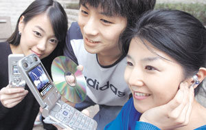 즐거운 휴가철 여행길, 휴대전화기만 있으면 음악 및 영화 감상, 모바일 게임 등 각종 멀티미디어 서비스를 이용할 수 있다. 사진제공 LG텔레콤