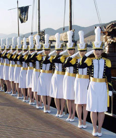 특수대학 수험생은 면접 체력검사 등 학업 이외의 요소에 신경을 써야 한다. 2월 경남 진해시 앞바다에 떠있는 거북선 앞에서 경례를 하고 있는 해군사관학교 신입 여생도들.-동아일보 자료사진