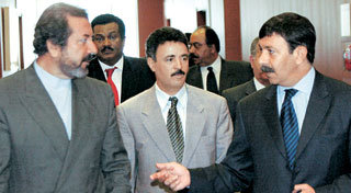 주한 중동국가 대사들은 21일 이라크에서 피랍된 김선일씨의 무사 귀환에 대한 외교통상부의 협조 요청을 받고 최선을 다할 것을 약속했다. 주한 중동국 대사들이 외교부 청사를 나서고 있다.-박주일기자