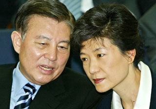 한나라당은 21일 국회에서 박근혜 대표(오른쪽)와 김덕룡 원내대표 등이 참석한 가운데 17대 국회 개원 후 첫 의원총회를 열고 정부의 천도논란에 대한 회의를 가졌으나 당론을 정하지 못했다.-서영수기자