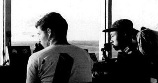 사진 제공자인 앤슬리 플라르드 레오(왼쪽)와 한국인 관제병이 6·25전쟁 당시 강릉공군기지 관제탑에서 비행 관제 업무를 보고 있다.-사진제공 공군