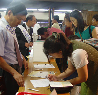 장석교회 신도들이 20일 교회에서 사후 시신 및 장기 기증을 약속하는 서약서를 작성하고 있다.-정양환기자
