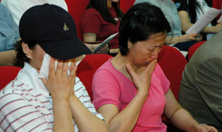 김선일씨가 졸업한 부산 경성대에서 22일 열린 ‘김선일씨 무사귀환을 위한 기도회’에 참석한 김씨의 누나 김향림씨(왼쪽)와 김미정씨가 찬송가를 부르며 눈물을 흘리고 있다.-부산=최재호기자