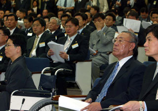 열린우리당은 22일 국회에서 의원총회를 열고 “(수도 이전은) 국가균형발전을 위한 희망의 프로젝트”라며 한나라당의 공세에 정면 대응한다는 방침을 거듭 확인했다. 이날 의총에는 김안제 신행정수도건설추진위원장(오른쪽에서 두번째)도 참석했다.-김경제기자