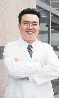 서울 그랜드 인터컨티넨탈호텔의 위생팀장 김영주씨는 “음식 위생상태 점검에서 ‘대충 대충’이란 말은 있을 수 없다”면서 “매일 100여 개의 항목을 점검한다”고 말했다.-주성원기자