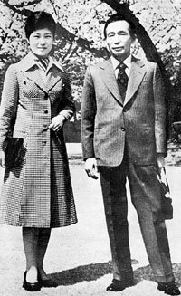 1977년 청와대 앞뜰에서 찍은 것으로 보이는박근혜 한나라당 대표와 박정희 전 대통령의 사진. 20대의 박 대표가 서거한 육영수 여사를 대신해 퍼스트레이디를 하던 시절이다. 함께 경매에 나온 박 전 대통령의 육필원고 '5·16군사혁명의 역사적 배경'은 혁명 주체가 직접 혁명의 이유를 밝혔다는 점에서 사료롤서의 가치가 높다.-사진제공 서울옥션