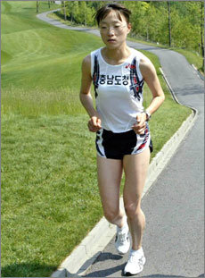 8월 아테네올림픽 마라톤에서 사상 첫 금메달 도전에 나선 ‘한국 여자마라톤의 희망’ 이은정. 횡계=안철민기자