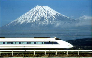 철도가 거미줄처럼 이어진 일본은 유럽처럼 기차배낭여행이 가능한 곳으로 ‘청춘18 철도 할인권’만 있으면 방학기간에 저렴한 비용으로 일본 전국을 여행할 수 있다. 사진은 후지산. 사진제공 일본국제관광진흥기구